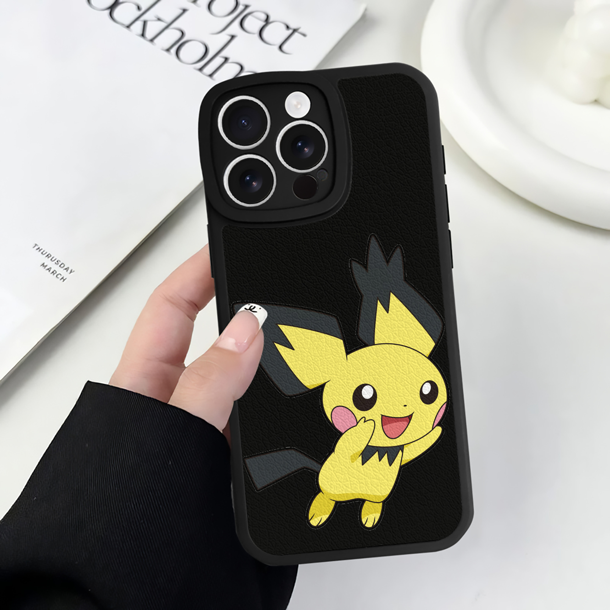 （画像用） ポケットモンスター Pokémon 【iPhone 16シリーズ対応】シリコンスマホケース（レザー調） 材質：シリコン